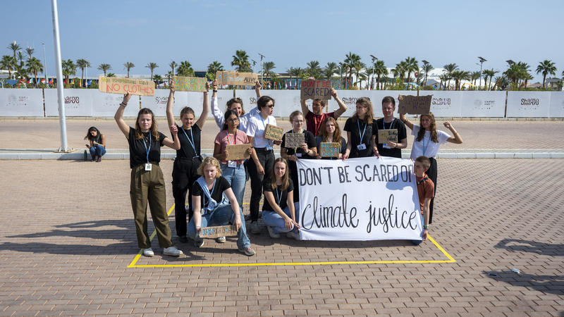 15.11.2022, Ägypten, Scharm El Scheich: Auf dem offiziellen Gelände für Protestaktionen in der sogenannten „Green Zone“ vom UN-Klimagipfel COP27 demonstrieren Klimaaktivisten der Fridays for Future Bewegung gegen die Auflagen vom Gastgeberland Ägypte