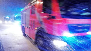 Berlin - Deutschland. Kurzer Wintereinbruch mit Schnee lässt die Feuerwehr ausrücken.