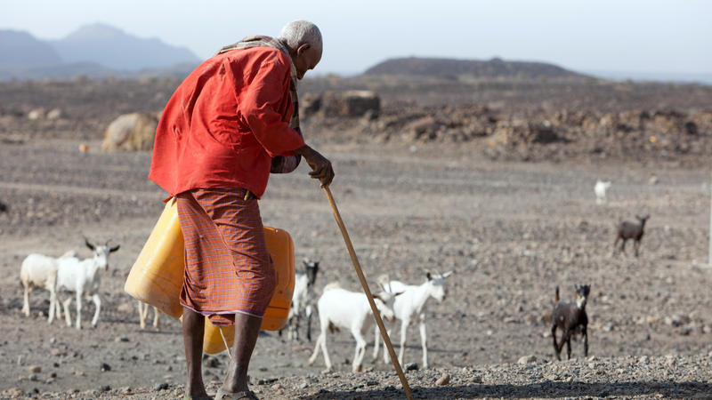 Ein alter Mann ist mit Kanistern auf dem Weg zur Wasserverteilung durch die Hilfsorganisation Islamic Relief im Dorf Guyan (Semera, Afar Region, Aethiopien, Foto vom 15.05.2012). Der Weltklimagipfel COP27 tagt von 6.-18. November in Aegypten und wird