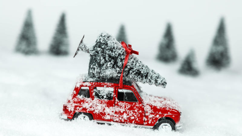 Rotes Auto mit Weihnachtsbaum in einer Schneelandschaft Modellbau  Red car with Christmas tree in a snowy landscape model building 