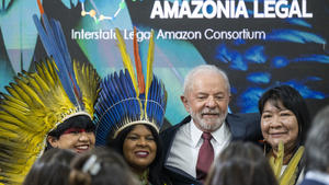 16.11.2022, Ägypten, Scharm El Scheich: Luiz Inacio Lula da Silva (M), Präsident von Brasilien, steht beim UN-Klimagipfel COP27 auf einer Bühne im brasilianischen Pavillon  mit indigenen Frauen aus dem Amazonasgebiet. Foto: Christophe Gateau/dpa +++ dpa-Bildfunk +++