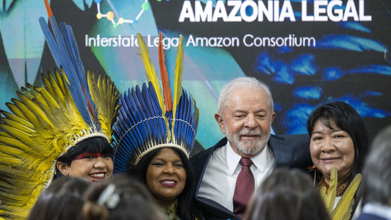 16.11.2022, Ägypten, Scharm El Scheich: Luiz Inacio Lula da Silva (M), Präsident von Brasilien, steht beim UN-Klimagipfel COP27 auf einer Bühne im brasilianischen Pavillon mit indigenen Frauen aus dem Amazonasgebiet. Foto: Christophe Gateau/dpa +++