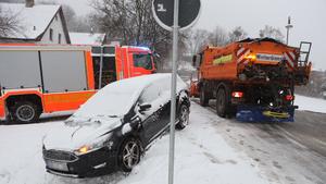 Ein Fahrzeug rutscht im Schnee von der Fahrbahn. Glatte Straßen sorgten am Morgen für Verkehrsbehinderungen. Bis ins Flachland gibt es in der Region Schnee. Auch in den kommenden Tagen sollen weitere Schneeschauer folgen.