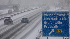 Ein markanter Wintereinbruch überraschte am Samstagvormittag zahlreiche Menschen in Nordbayern. Eine Luftmassengrenze brachte innerhalb kurzer Zeit bis zu 8 cm Neuschnee. Besonders gefährlich: Auf der A 93 kam man in kürzester Zeit ins Rutschen. Geschwindigkeit runter, auch auf Grund schlechter Sicht durch starken Schneefall. Dennoch überholten einige Auto Fahrer auf der linken Spur andere Verkehrsteilnehmer. Viele unterschätzen die tückische Glätte. Die Wettergegensätze können aktuell nicht größer sein. – 10 °C wurden in Ostdeutschland gemessen, am Bodensee ist es noch bis zu 10 °C warm. In Weiden i.d. Oberpfalz mussten Anwohner das erste Mal den Schneeschieber herausholen. Auch Autos wurden von Schnee befreit. Der Winter ist da, fragt sich nur wie lange.
