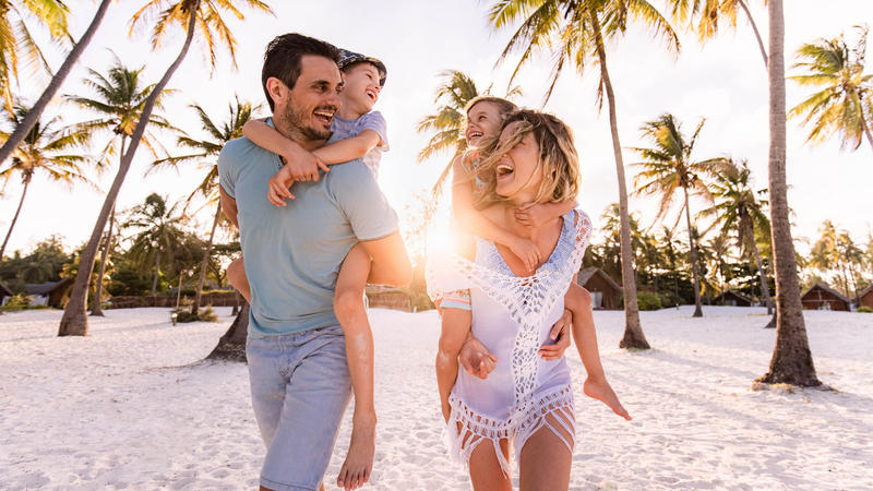 Familie, die am Strand Spaß hat.