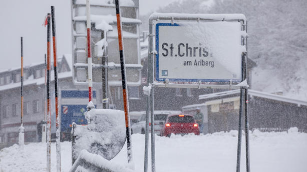 ID 706Und plötzlich ist Winter! Ein markanter Wettersturz gab es die letzten 48 Stunden in den Alpen. Vom schönen Herbstwetter mit warmen Temperaturen wurde es innerhalb von zwei Tagen winterlich. Betroffen sind die Alpen in einem breiten Streifen von Tirol bis zum Arlberg oberhalb von 1100 Metern. Seit der zweiten Nachthälfte schneit es in St. Christof am Arlberg ununterbrochen. Ca. 25-30 cm Neuschnee ist gefallen. Der Winterdienst im Einsatz (on tape). Bauarbeiter müssen ihre Arbeiten unterbrechen, der Schnee behindert den Fortschritt der Arbeiten am heutigen Freitag. Eine Mitarbeiterin aus Westösterreich wurde ebenfalls eiskalt überrascht: âIch komme aus Westösterreich da war es gestern noch warm und heute plötzlich Schnee. Ich habe noch Herbstkleidung an mir.“ Für Einheimische ist es der zweite Schnee im Oktober und wird nur ein Intermezzo sein. âSchon morgen wird der Schnee wieder weg sein, wir hoffen aber auf reichlich Schnee für die Wintersaison, das ist unser Hauptgeschäft“, erzählt eine Einheimische. 
