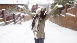 Kaukasische Mädchen werfen Schnee im Freien