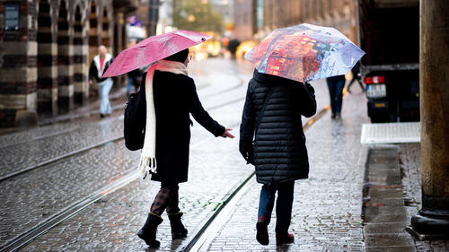 17.11.2022, Bremen: Zwei Frauen gehen bei regnerischem Wetter mit Regenschirmen über die Obernstraße im Stadtzentrum. Foto: Hauke-Christian Dittrich/dpa +++ dpa-Bildfunk +++