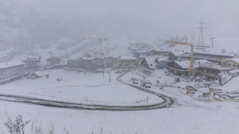Und plötzlich ist Winter! Ein markanter Wettersturz gab es die letzten 48 Stunden in den Alpen. Vom schönen Herbstwetter mit warmen Temperaturen wurde es innerhalb von zwei Tagen winterlich. Betroffen sind die Alpen in einem breiten Streifen vo