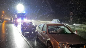 01.12.2022, Brandenburg, Havelsee: Nach einem Verkehrsunfall bei Schneefall und Glätte stehen mehrere beteiligte Fahrzeuge im Scheinwerferlicht der Feuerwehr im Ortsteil Fohrde in Havelsee im Landkreis Potsdam-Mittelmark. In Berlin und Brandenburg hat es am Abend in einigen Teilen geschneit, es kam dadurch zu Verkehrsbehinderungen. Foto: Cevin Dettlaff/dpa-Zentralbild/dpa +++ dpa-Bildfunk +++