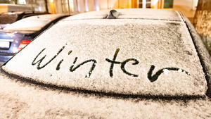 Schnee in Berlin DEU, Deutschland, Berlin: Schnee liegt bei Temperaturen um den Gefrierpunkt auf der Windschutzscheibe eines Autos, auf dem der Schriftzug Winter zu sehen ist. Der meteorologische Winteranfang hat heute, 1. Dezember, begonnen. Berlin Berlin Deutschland *** Snow in Berlin DEU, Germany, Berlin Snow lies on the windshield of a car at temperatures around freezing point, with the words Winter on it The meteorological start of winter began today, December 1 Berlin Berlin Germany
