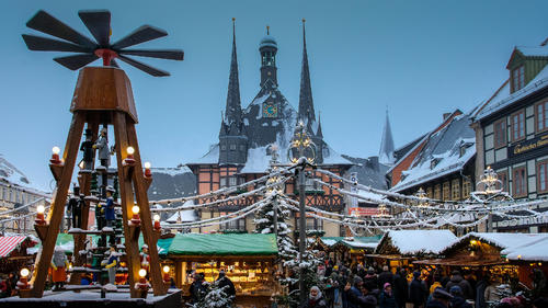 News Bilder des Tages 4.12.2022 In Wernigerode im Landkreis Harz in Sachsen-Anhalt befindet sich einer der schönsten Weihnachtsmärkte Deutschlands. Wernigerode Sachsen-Anhalt Deutschland *** 4 12 2022 In Wernigerode in the district of Harz in Saxony Anhalt is one of the most beautiful Christmas markets in Germany Wernigerode Saxony Anhalt Germany