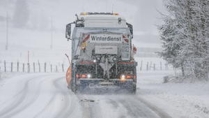 22.11.2022, Österreich, Kaprun: Ein Winterdienstfahrzeug bei der Räumung einer mit Schnee bedeckten Fahrbahn. Foto: Expa/ Jfk/APA/dpa +++ dpa-Bildfunk +++