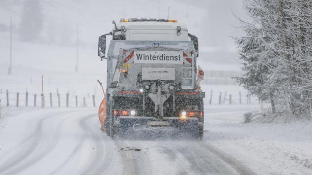 22.11.2022, Österreich, Kaprun: Ein Winterdienstfahrzeug bei der Räumung einer mit Schnee bedeckten Fahrbahn. Foto: Expa/ Jfk/APA/dpa +++ dpa-Bildfunk +++