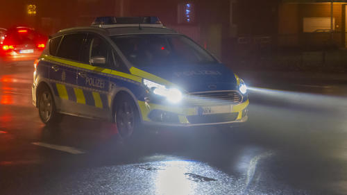 Polizeiauto auf nasser Fahrbahn