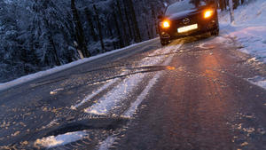 Nach Schneefällen am Nachmittag kam es im Taunus durch erhebliche Eisglätte zu Verkehrsbehinderungen und Stau. (Achtung: Kennzeichen wurde verpixelt)