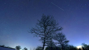 ARCHIV - 12.12.2021, Bayern, Wertach: Ein Sternschnuppe verglüht am sternenklaren Himmel über der schneebedeckten Allgäuer Landschaft kurz vor Sonnenaufgang. Mit den Geminiden bietet der Himmel Mitte Dezember den reichsten Sternschnuppenstrom des Jahres. (zu dpa "Spektakel am Nachthimmel - Geminiden-Sternschnuppen Mitte Dezember") Foto: Karl-Josef Hildenbrand/dpa +++ dpa-Bildfunk +++
