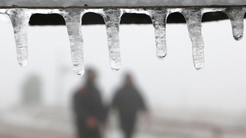 17.11.2022, Sachsen-Anhalt, Schierke: Eiszapfen bilden sich an einem Hinweisschild auf dem Brocken. Erste Schneeflocken sind am Vormittag auf dem Brocken gefallen. Kalte Temperaturen um den Gefrierpunkt und starke Niederschläge werden auch am Wochenende für Schneeschauer sorgen. Foto: Matthias Bein/dpa +++ dpa-Bildfunk +++