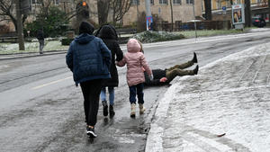 19.12.2022, Hessen, Kassel: Ein Mann stürzt bei Eisglätte vom Gehweg auf die Straße. Nach tagelangem Frost hat eine Warmfront mit Regen für Blitzeis in vielen Regionen Hessens gesorgt. Foto: Uwe Zucchi/dpa +++ dpa-Bildfunk +++