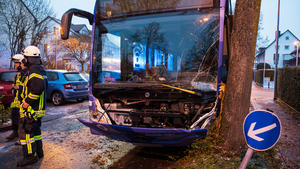 19.12.2022, Hessen, Dreieich: Nach einem Unfall steht ein Bus beschädigt an einem Baum. Bei dem Busunfall auf glatter Straße in Dreieich (Kreis Offenbach) sind 16 Menschen verletzt worden. Der Linienbus war am Montagmorgen wegen Glatteis von der Fahrbahn abgekommen und gegen den Baum geprallt, wie ein Sprecher der Polizei mitteilte. Der Busfahrer sowie 15 Fahrgäste zwischen 15 und 50 Jahren haben leichte Blessuren und Prellungen erlitten. Foto: Skander Essadi/5vision.media/dpa - ACHTUNG: Ein Kennzeichen wurde aus rechtlichen Gründen gepixelt +++ dpa-Bildfunk +++