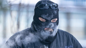 22.12.2022, USA, Minneapolis: Charles Zajicek räumt in der Innenstadt von Minneapolis mit einer Kehrmaschine den Schnee vom Gehweg. Ein arktisches Sturmtief bringt über die Weihnachtstage drastische Temperaturstürze und extreme Kälte in die USA. Foto: Alex Kormann/Star Tribune/AP/dpa +++ dpa-Bildfunk +++