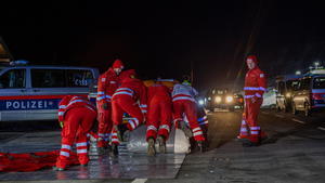  Lech 25.12.2022, Zürs, Lech, AUT, Lawinenabgang Lech am Arlberg, Im Skigebiet Lech-Zürs am Arlberg ist am Sonntagnachmittag gegen 15.00 Uhr eine Lawine abgegange, rund 200 Einsatzkräfte sind im Einsatz, im Bild Übersicht Einsatzzentrale in Zürs // during the search for missing persons after an avalanche in Lech. An avalanche went off in the skiing area of Lech-Zurs on the Arlberg on Sunday afternoon at around 3.00 p.m. Around 200 emergency personnel are on duty. Zürs in Lech, Austria on 2022/12/25. / Expa *** Lech 25 12 2022, Zürs, Lech, AUT, avalanche Lech am Arlberg, An avalanche went off in the skiing area of Lech Zürs on the Arlberg on Sunday afternoon at around 3 00 pm, about 200 emergency personnel are on duty, in picture Over PUBLICATIONxNOTxINxAUT EP_rin