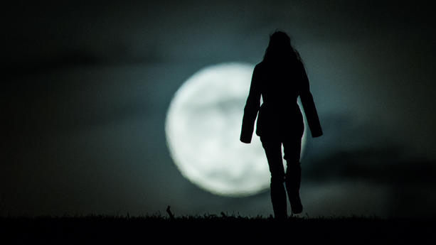 Die Silhouette einer Frau zeichnet sich vor dem aufgehenden Mond ab in Diehsa, 26.12.2015. Copyright: Florian Gaertner/ picture alliance/photothek