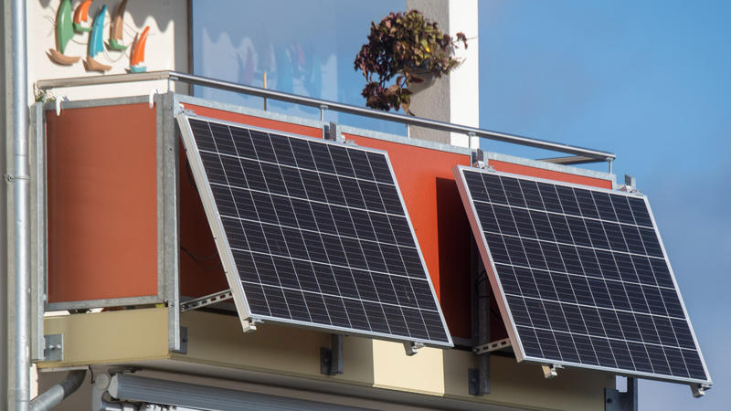 Mecklenburg-Vorpommern, Stralsund: Solarmodule für ein sogenanntes Balkonkraftwerk hängen an einem Balkon.