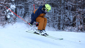 17.12.2022, Baden-Württemberg, Lichtensten: Ein Skifahrer ist auf einer Piste bei Holzelfingen unterwegs. Nach dem Schnee der letzten Tage sind die Skilifte auf der Schwäbischen Alb in Betrieb. Foto: Thomas Warnack/dpa +++ dpa-Bildfunk +++