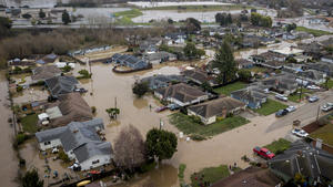 09.01.2023, USA, Watsonville: Blick auf eine überschwemmte Region nach starken Regenfällen während eines Wintersturms. Die seit Ende Dezember anhaltenden Winterstürme im US-Staat Kalifornien haben mehreren Menschen das Leben gekostet. Foto: Brontë Wittpenn/San Francisco Chronicle/AP/dpa +++ dpa-Bildfunk +++