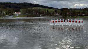 Fulda bei Niederaula über die Ufer getreten - Wiesen bereits komplett überschwemmt, Straßen gesperrt / 130123