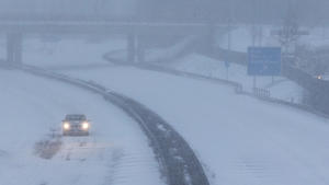 Landkreis Osnabrück, Deutschland 07. Februar 2021: Die Autobahn A30 bei Melle, die Fahrbahn ist mit Schnee bedeckt. Es fährt ein einzelnes Fahrzeug durch den Schneefall.