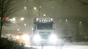 17.01.2023, Finnland, Vantaa: Ein Lkw fährt bei Schneefall und schlechten Fahrbedingungen eine Straße entlang. Foto: Vesa Moilanen/Lehtikuva/dpa +++ dpa-Bildfunk +++