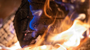 ARCHIV - 19.12.2022, Hessen, Frankfurt/Main: Holzscheite brennen in einem Ofen, der dazu genutzt wird, eine Wohnung zu heizen. Die Preise für Brennholz sind im letzten Jahr stark gestiegen. (zu dpa «Holzmarkt profitiert teils von Krise - Brennholzpreise steigen») Foto: Sebastian Gollnow/dpa +++ dpa-Bildfunk +++