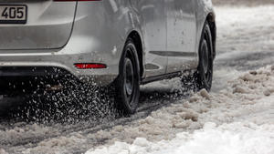 Winter im Siegerland. Seit dem Morgen kommt es wie hier bei Siegen-Oberschelden immer wieder zu kraeftigen kräftigen Schneefaellen Schneefällen. Ein Auto faehrt fährt im Ort durch den Schneematsch. Winter im Siegerland am 19.01.2023 in Siegen/Deutschland. *** Winter in the Siegerland Since the morning it comes like here with Siegen Oberschelden again and again to strong strong snowfalls snowfalls A car drives in the place by the slush winter in the Siegerland on 19 01 2023 in Siegen Germany