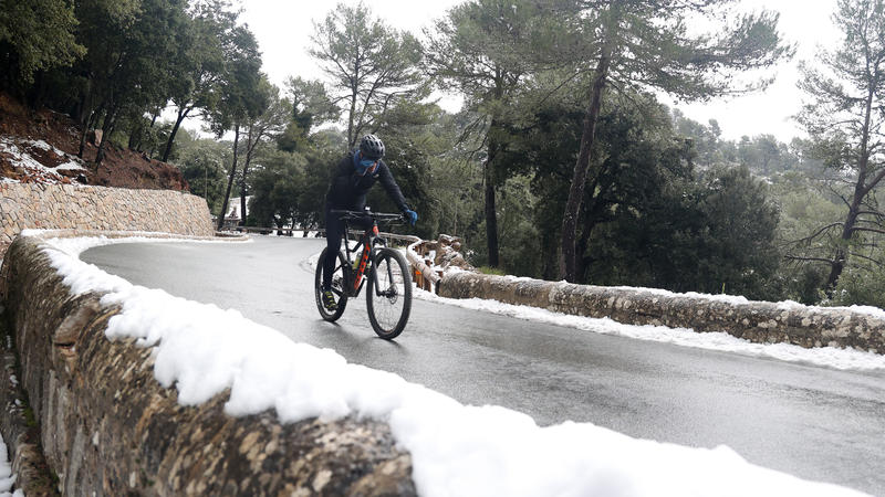 Spanien, Mallorca: Geräumte Straßen in der Serra de Tramuntana. Die Strecken, die bisher wegen der Schneefälle auf Mallorca gesperrt waren, sind bereits wieder vollständig geöffnet, so der letzte Stand der Inseldirektion für Straßenwesen.