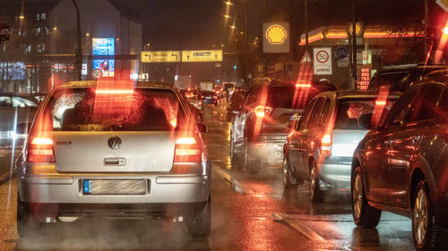 Stadtverkehr in strömendem Regen bei null Grad, drohender Eisregen, München, 14. Dezember 2022 Deutschland, München, 14.12.2022, Berufsverkehr in strömendem Regen, Autos im Stau auf dem Innsbrucker Ring, Mittlerer Ring, schlechte Sicht, Dunkelheit, nachmittags nach 17 Uhr, Warnung des Wetterdienstes vor glatten Strassen durch Eisregen, Blitzeis, Glatteis, Temperaturen am Gefrierpunkt, 0 Grad, Glättegefahr, Winter, Dezember 2022, Bayern, *** City traffic in pouring rain at zero degrees, threat of freezing rain, Munich, 14 December 2022 Germany, Munich, 14 12 2022, rush hour traffic in pouring rain, cars in traffic jam on Innsbrucker Ring, Mittlerer Ring, poor visibility, darkness, afternoon after 5 p.m., weather service warning of slipp