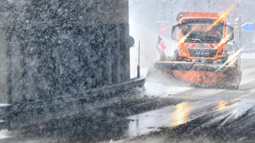 Vorsicht GlÃ¤ttegefahr Der Schneepflug im Dauereinsatz. Siegsdorf Bayern Deutschland *** Caution danger of icy roads The snow plow in continuous use Siegsdorf Bavaria Germany Copyright: xRolfxPossx