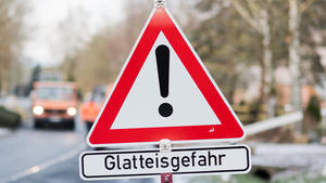 26.02.2018, Niedersachsen, Emmerthal: Ein Schild weist im Landkreis Hameln-Pyrmont auf Glatteisgefahr hin. Foto: Julian Stratenschulte/dpa ++