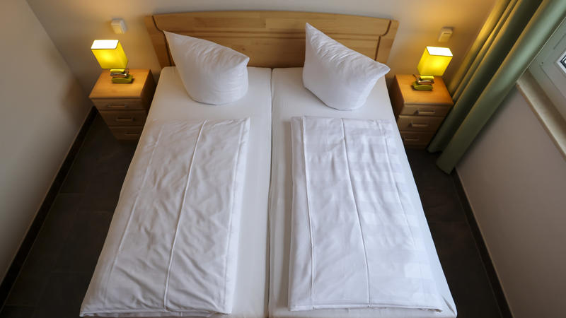 Ein Doppelzimmer in einem Hotel. Die Stadt München plant, eine Übernachtungssteuer einzuführen. (zu dpa: «Noch kein Termin für neues Gesetz gegen bayerische Bettensteuern fix») Foto: Jan Woitas/dpa-Zentra