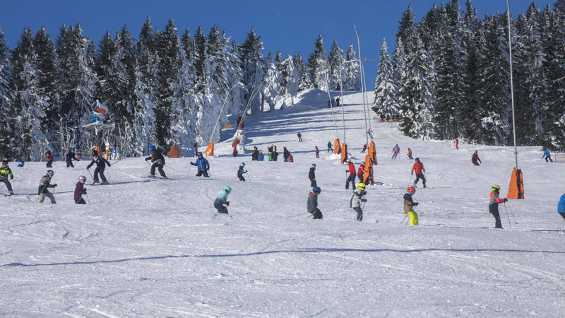 So ein reger Betrieb wie hier im Oberwiesenthal  könnte auch am Wochenende in den beliebten Skiregionen der Alpen los sein. Aber Vorsicht, es droht eine große Gefahr. 