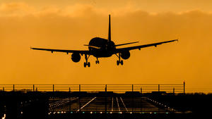 ARCHIV - 18.02.2022, Niedersachsen, Hannover: Ein Flugzeug landet am Flughafen Hannover. Auf großen Flächen an der nördlichen Start- und Landebahn könnten Photovoltaik-Anlagen entstehen. Der Flughafen Hannover-Langenhagen will seine Klimaschutz-Anstrengungen in den nächsten Jahren deutlich ausbauen und setzt dabei auch auf große Solaranlagen auf dem Gelände. (zu dpa: «Solarfeld an der Startbahn: Airport Hannover geht Ökostromprojekt an») Foto: Julian Stratenschulte/dpa +++ dpa-Bildfunk +++