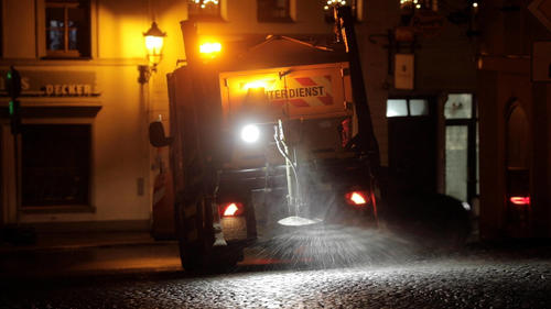 Tief Franziska ist mit seiner Eisregenfront abgezogen, sorgt aber noch immer für chaotische Zustände in Sachsen. Vor allem der Erzgebirgskreis ist von massiver Glätte betroffen. In der Bergstadt Annaberg-Buchholz ging vielerorts nicht mehr viel. Die Gehwege spiegelglatt, Straßen kaum passierbar. Um nicht hinzufallen, nutzen viele Menschen anstatt des Gehweges die Straße. Auf dem Kopfsteinpflaster gibt es kein Halten mehr. Steigungen sind überhaupt nicht passierbar. Menschen stützen sich gegenseitig um nicht hinzufallen. Das Gassigang am Abend war mehr als gewagt. Der städtische Bauhof war bis weit in die Nachtstunden im Dauereinsatz. Salz linderte etwas die Glätte, vielerorts war der Eispanzer auf Gehwegen und Straßen aber zu stark. Selbst