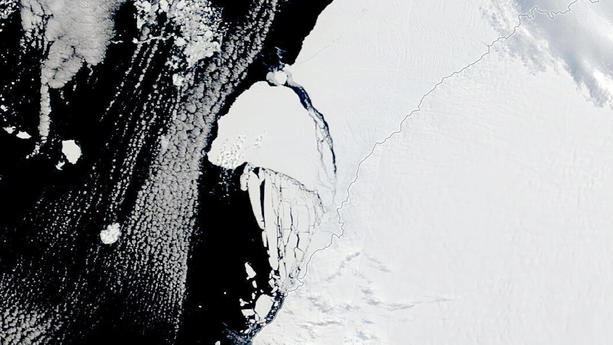 This satellite image shows a huge iceberg the size of Greater London has broken off from the Antarctic. The berg is close to Britain s Halley research station, which sits on the Brunt Ice Shelf. Sensors on the shelf confirmed the split late on Sunday. These images and video, taken by researchers from the British Antarctic Survey in the past year, show a chasm opening up before the break-off. As well as the research station. Staff at the station are not in danger as they are 20km from the crack, known as Chasm One, and will maintain their base and its instruments until they are picked up next month. However, they had been reducing their operations ahead of the icebergs calving. Professor Dame Jane Francis, Director of BAS says that her te PUBLICATIONxNOTxINxUKxFRA Copyright: xx 52377482