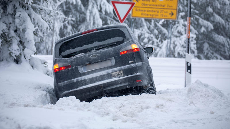 Sturmtief Nicolas beendet am Montag das ruhige und neblige Winterwetter. Mit seinem Sturmfeld erfasste es Deutschland in den Morgenstunden. Auf dem Fichtelberg gab es Böen bis Tempo 100 km/h. Ein Schneesturm fegte über das Plateau hinweg. Auch Autofa