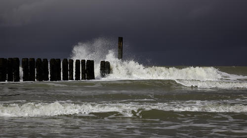 Wellenbrecher an der Nordsee bei Sturm