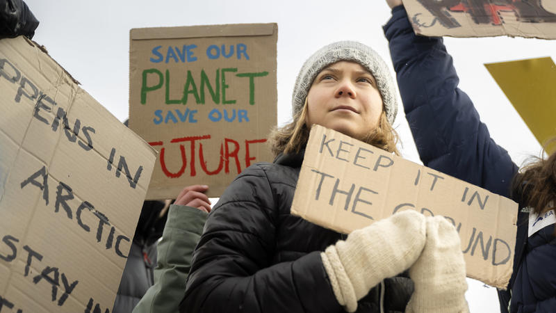 20.01.2023, Schweiz, Davos: Greta Thunberg, Klimaaktivistin aus Schweden, hält ein Plakat mit der Aufschrift «Keep it in the ground» während einer «Friday for Future Climate Strike»-Demonstration am Rande des 53. Weltwirtschaftsforums (WEF). Das jähr