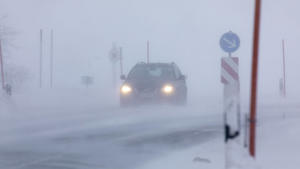 Sturmtief Nicolas beendet am Montag das ruhige und neblige Winterwetter. Mit seinem Sturmfeld erfasste es Deutschland in den Morgenstunden. Auf dem Fichtelberg gab es Böen bis Tempo 100 km/h. Ein Schneesturm fegte über das Plateau hinweg. Auch Autofahrer hatten mit Schneeverwehungen und Sturm zu kämpfen. Mitarbeiter der FSB erwischte es bei Arbeiten am Lift Himmelsleiter eiskalt. Im Sturm und bei gefühlten 18 ÂC mussten die Mitarbeiter den Schlepplift in Gang setzen. Egal ob Bob oder Skier Dinge mussten gesichert werden, damit sie nicht wegfliegen und auch mancher Frostschutz hielt auf den Fahrzeugen nicht stand. Mit dem Sturm folgen Schneefälle. Ein PKW Fahrer landete auf der Fichtelbergauffahrt im Straßengraben. Der 4er Ses