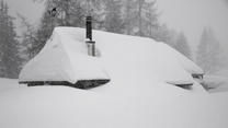 Verschneite Hütte, Holzhütte, Haus, starke Schneefälle in der Steiermark, Sturm, Wind, Schneesturm, Orkan, Orkanböen, Schneeverwehung, Schneeverwehungen, Unwetter, Neuschneemengen, Schneemenge, Schneemassen, Warnstufe, Schneechaos, Lawinengefahr, Winter, Wetter, Wetterlage, Winterwetter, Extremwetter, winterlich, zugeschneit, eingeschneit, verschneit, kräftiger, heftiger Schneefall, Neuschnee, Niederschlag, Schneelandschaft, Schneewechte, Niederschläge, Tauplitzalm, Tauplitz, Salzkammergut, Österreich. - 20230202_PD5041