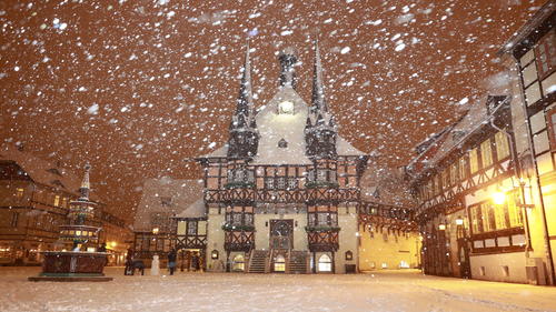 21.01.2023, Sachsen-Anhalt, Wernigerode: Flockenwirbel auf dem Marktplatz in Wernigerode. Starker Schneefall hat am Abend im Harz für winterliche Verhältnisse gesorgt. In den kommenden Tagen ist mit weiteren Schneefällen zu rechnen. Die Temperaturen bleiben im Harz weiter im Minusbereich. Foto: Matthias Bein/dpa +++ dpa-Bildfunk +++